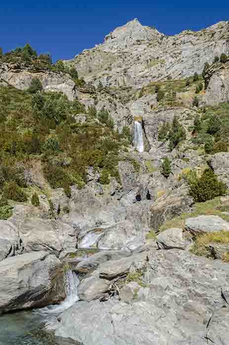 Huesca - valle de La Larri 11 - Llanos de La Larri - cascadas del barranco de La Larri.jpg